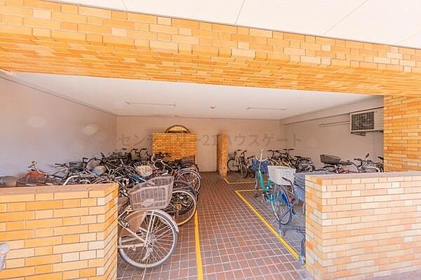 屋根のある駐輪場で、大切な自転車も濡れずに済みます