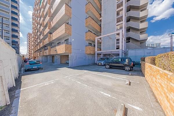 建物の北側からの写真です。敷地にゆとりのある配置です。