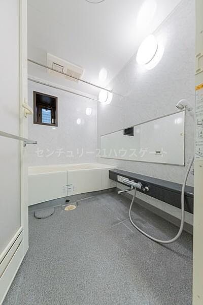 一日の疲れを癒す、広々とした浴室。大きな横長ミラーが開放感を演出し、清潔感あふれる空間で毎日の入浴を快適に楽しめます。