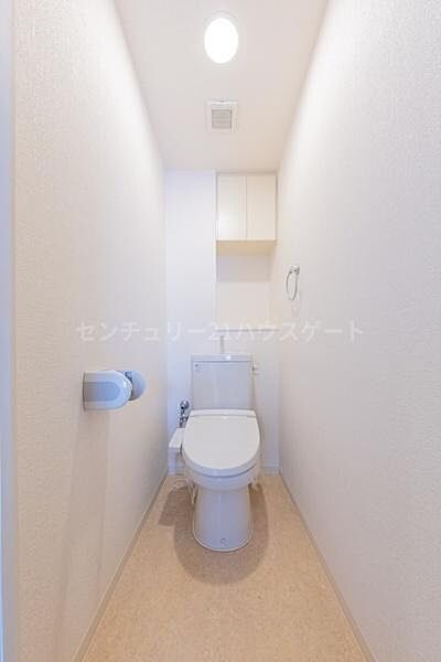 清潔感のある快適トイレ。トイレットペーパーのストックなどに便利な吊り戸棚付きで、すっきりとした空間をキープできます。