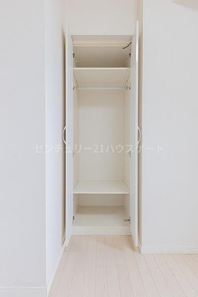 約5帖の洋室の機能的なクローゼット。上下の棚とハンガーパイプ付きで、よく使うアウターや季節ものの収納にも便利。お部屋の美観をスマートにキープします。
