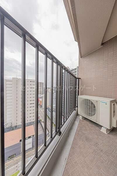 約6.5帖の洋室から出入りできる、ゆとりある広さのバルコニー。エアコン室外機をすっきり配置しても十分なスペースを確保しています。心地よい風を感じられます。