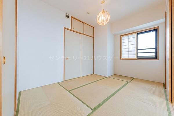 心地よい和みの空間の6帖の和室。寝室や客間、お子様の遊び場など多用途に使える落ち着いた一室です。