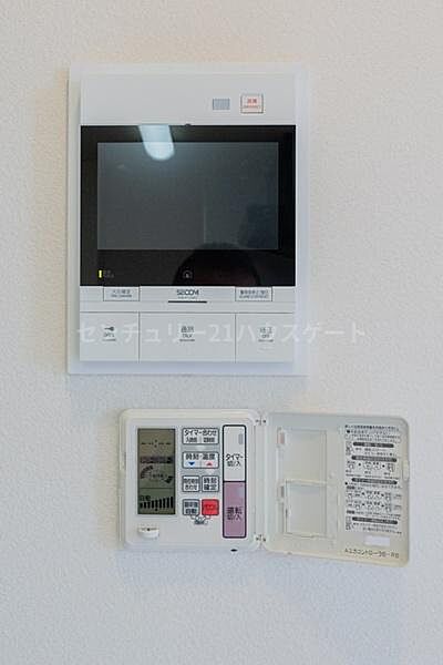 ＴＶモニター付きインターホンで防犯面も安心。オートロックの開錠もできます。床暖房付きで、冬も温かく過ごせます。