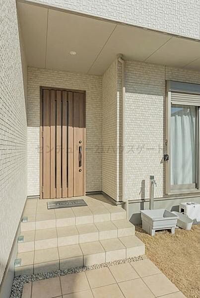 スタイリッシュさと温かさが合わさった色味の玄関です
