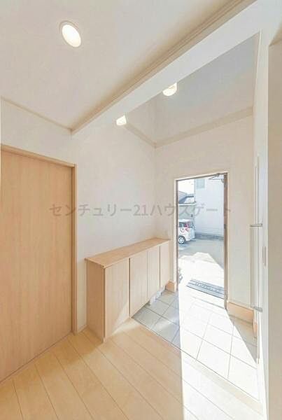 ナチュラルで暖かみのある素敵な玄関です。毎日帰るのが楽しみになりますね♪