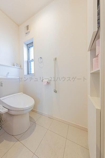 1階の清潔感のあるトイレです。窓もあり換気もでき、手摺りもあるのでお年寄りや小さなお子様にも安心です。