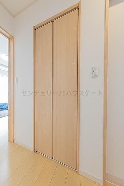玄関横の収納は、お掃除用具や日用品のストックなどがスッキリと片付きます
