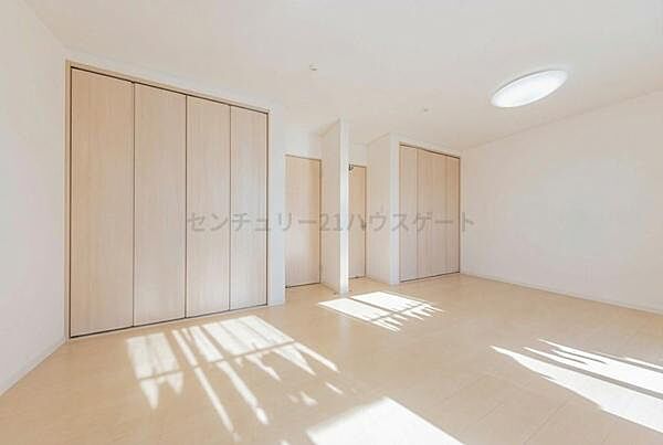 10.6帖の洋室です。2部屋にしても、どちらのお部屋にも収納があり、お子様のお部屋にオススメです。