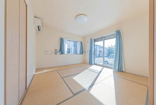 1階の8帖の和室です。客間としても、お子様のお昼寝や遊び部屋としても使い方いろいろ。ライフスタイルに合わせて多目的に使用できます。