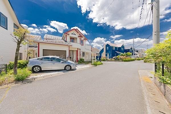 角地なので隣家との距離が取りやすく、圧迫感が少ない住環境を実現しやすいです