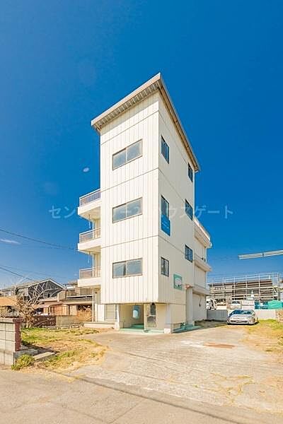 現状、3階建ての建物が建っています。更地渡し相談可です。
