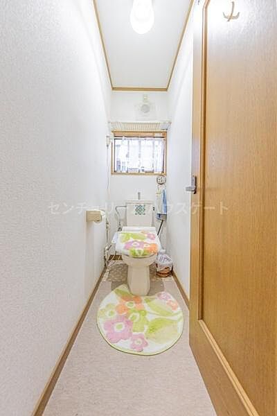 1階のトイレです。温水洗浄便座を備えた衛生的なトイレ空間。明るく清潔に保たれており、毎日の生活を快適にサポートしてくれます。