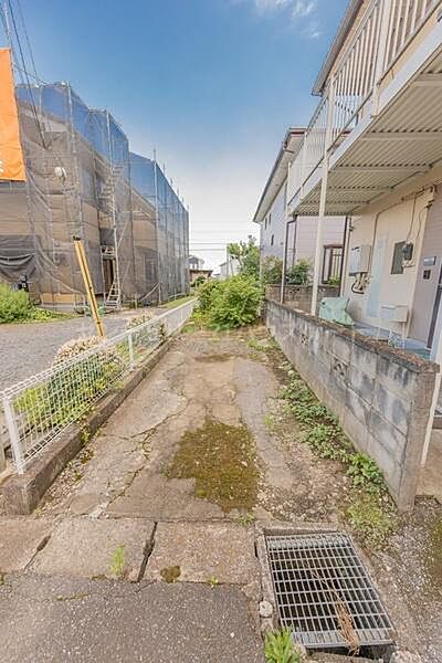 北側の接道の写真で、接面は約2.3ｍです。車種によりますが、駐車が可能です。