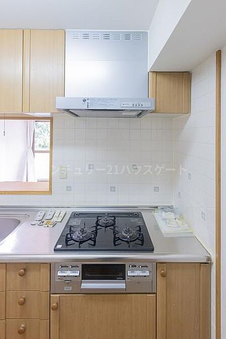 手軽にお手入れができる3口ガスコンロ付き。複数の料理を同時に調理できるため、忙しい時間帯の調理も効率よく進められます。