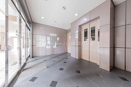 大きな荷物を持っている日や買い出し後にも重宝するエレベーター。毎日の移動をスムーズにし、快適な暮らしを支えます。