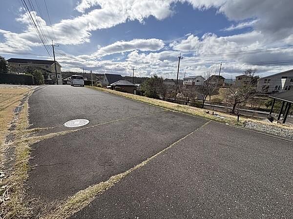 前面道路は広く、車のすれ違いもスムーズにできます。