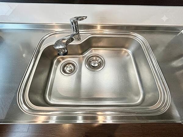 広いステンレスシンクと混合水栓。調理器具や食器洗いもスムーズにこなせ、家事の負担を軽減します。