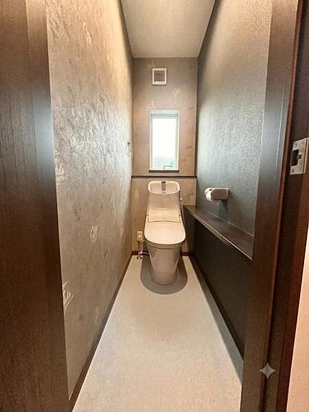 2階のトイレは窓付きで、清潔感のある空間です。2か所にトイレがあるので、忙しい朝にも便利です。