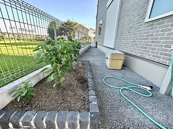 家庭菜園などを楽しめる花壇があり、お子様の食育や、園芸の趣味にも役立ちます。