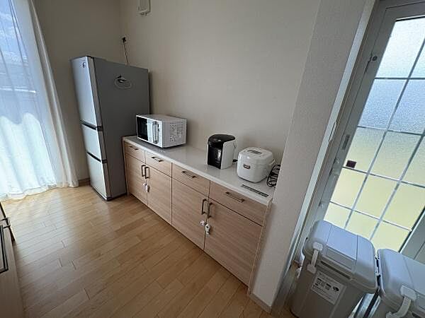 充実した背面収納と勝手口があり、日当たりも良好です。調理家電を並べて置けるカウンターや、ゴミ出しに便利な外部への動線など、使い勝手にこだわったキッチンです。