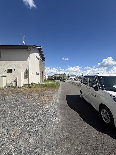 道路から奥に建物が位置する旗竿地ならではの構造で、静かなプライベート空間を確保。防犯面や静かな住環境を重視したい方におすすめです。