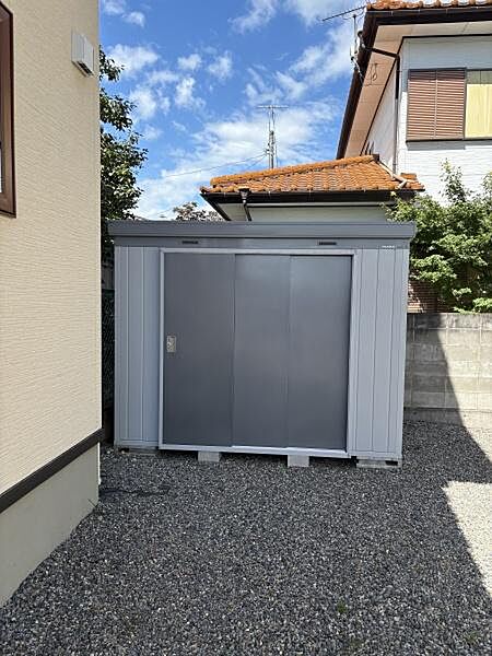 敷地内の物置にはアウトドア用品やタイヤなどの保管に最適で、お部屋をすっきり保てます。イナバ製で安心の品質です。