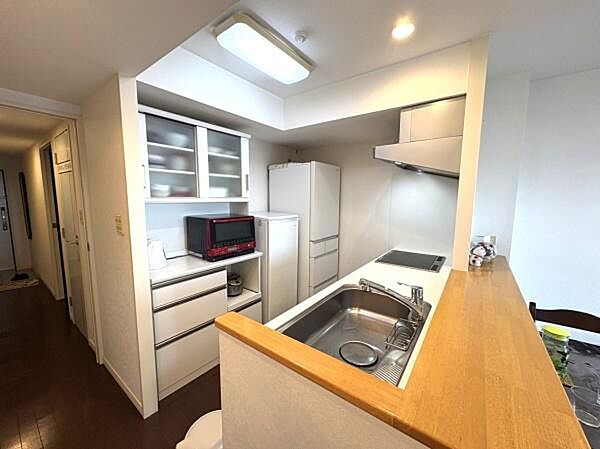 白を基調とした、清潔感あふれる明るい対面キッチンです。料理中も家族と会話が楽しめる人気の間取りです。IHクッキングヒーターでお掃除もラクラク。