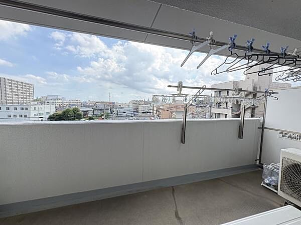 バルコニーからは遮るもののない青空と街並みを一望できます。日当たり・通風も良好で、たっぷりの洗濯物も気持ちよく乾かせます。