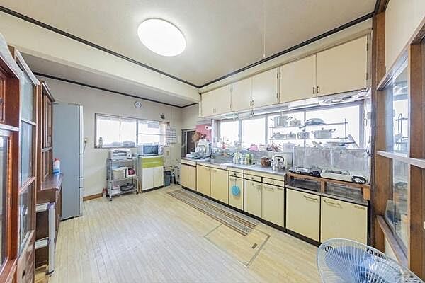 窓からの光と、圧巻の収納力。毎日の料理が楽しくなる、快適なキッチン