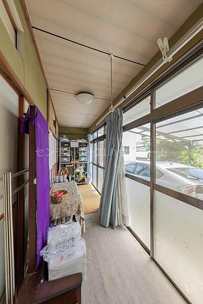 縁側は部屋にいながら窓の外の四季折々の風景を楽しめます。