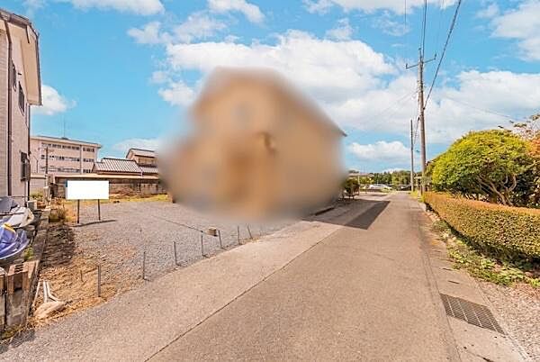道路からの視線が気にならないので、カーテンを開けたままの生活ができ開放的です。