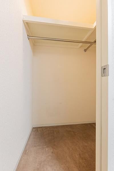 衣類をたっぷり掛けられる5.2帖洋室のクローゼット。上部棚を活用して季節物の荷物も効率よく収納可能。