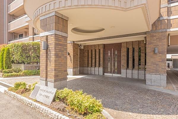 重厚感と気品が漂うマンションのメインエントランス。住まう人や訪れる人を優雅に迎え入れます。