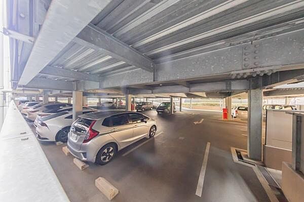 雨や日差しから大切なお車を守る屋根付き駐車場スペース。空き状況についてはお問合せください。