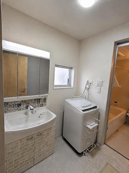 清潔感のある三面鏡付き洗面化粧台。洗面小物や化粧品もすっきり収まる豊富な収納と使いやすい設計。