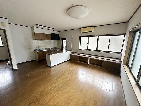 大きな窓から光が差し込む開放的なLDK。キッチンとのつながりも良く、料理をしながら家族との会話を楽しめる暮らしやすい空間です。