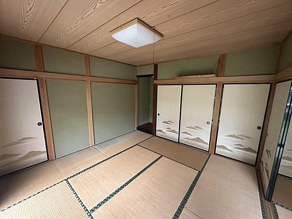 畳の風合いが心地よい和室。続き間として隣室と一体利用できるため、来客時にはもちろん、ゆったりくつろぐスペースとしても活用できます。