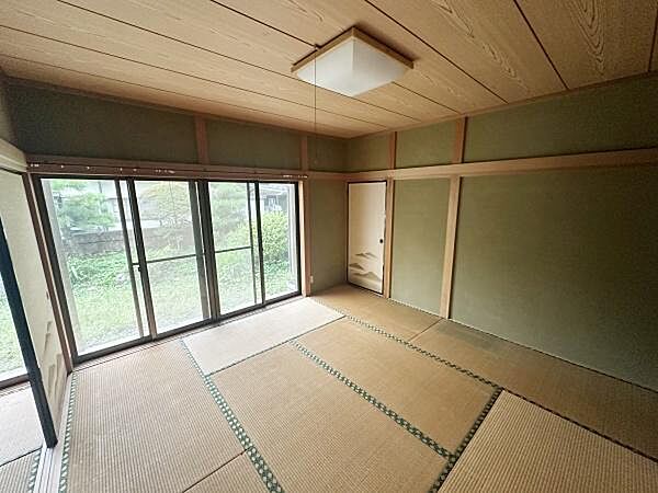 落ち着いた雰囲気の和室は、障子から柔らかな光が差し込む穏やかな空間。寝室や客間など、ライフスタイルに合わせて使えます。
