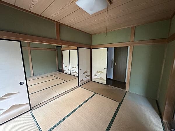 広々とした続き間の和室は、襖を開放すれば2室合わせて14帖の空間に。家族で過ごす場から来客スペースまで幅広く活用できます。