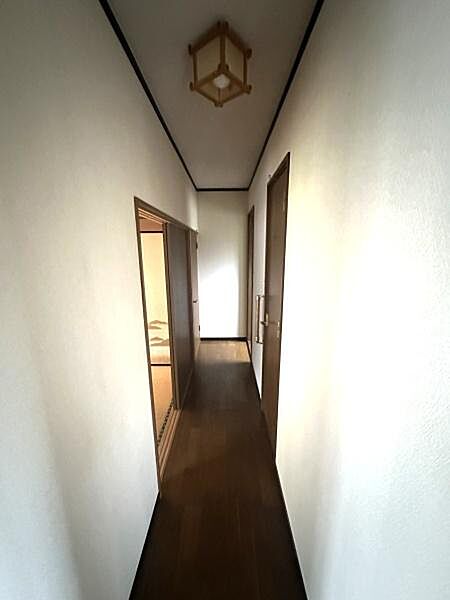 各居室をつなぐシンプルな廊下。窓から自然光が差し込み、日中も明るさを感じられます。落ち着いた色調で、各部屋への移動もスムーズです。