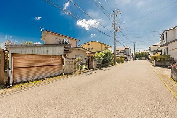 前面道路は、幅員にゆとりがあり、車の出し入れもスムーズ。静かで落ち着いた住環境です。