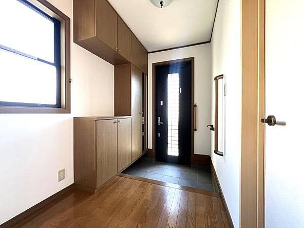「おかえり」「ただいま」が交差するお家の顔ともいえる場所は、爽やかで心地いい空間に仕上がっています！スッキリとした玄関はスマートに来客をもてなします。※他号棟写真