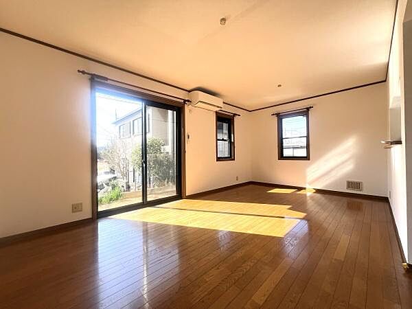 休日はおひさまの光をたっぷりと取りこめるリビングでゆったりと過ごしませんか！
