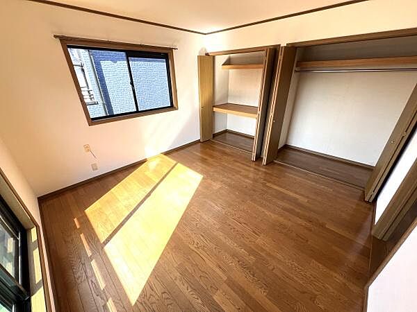 ゆとりある主寝室です。自分の時間を充実させながら心豊かにできるプライベート空間。風通しも良く、明るい陽射しが入る心地よい空間です。