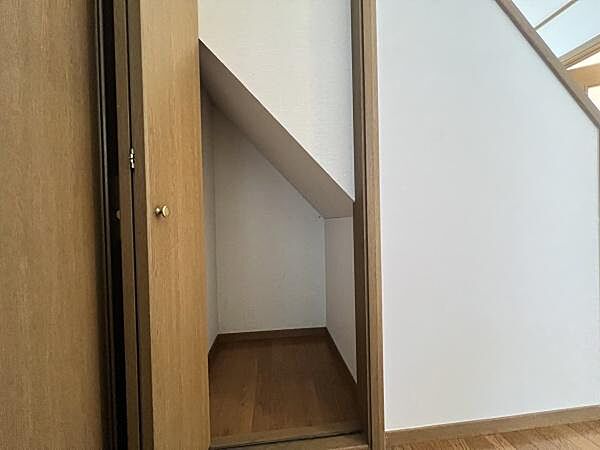 階段下も収納になっていて空間が有効活用されています！