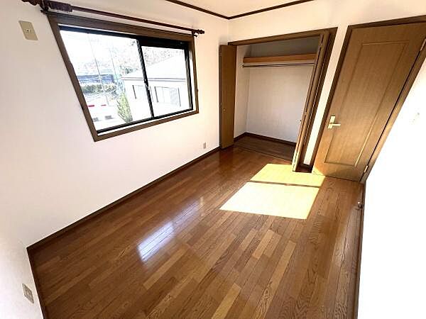 穏やかな寛ぎを届ける上質仕様のゆとりあるお部屋です。自分の時間を充実させながら心豊かにできるプライベート空間。風通しも良く、明るい陽射しが入る心地よい空間です。