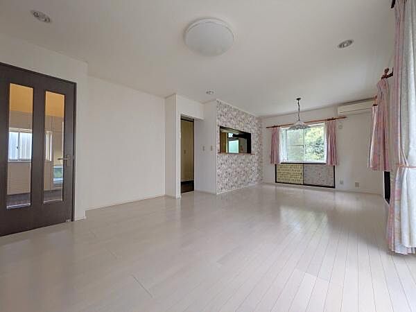 大きな窓から陽ざしが差し込み明るいリビング！8階のお部屋は開放感もたっぷり！