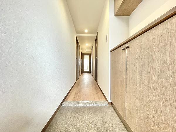 「おかえり」「ただいま」が交差するお家の顔ともいえる場所は、爽やかで心地いい空間に仕上がっています！スッキリとした玄関はスマートに来客をもてなします。（他号棟写真）