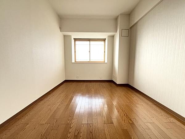 シンプルですっきりとした室内は飽きのこない居心地の良い雰囲気。自分好みの空間を創り上げてください！